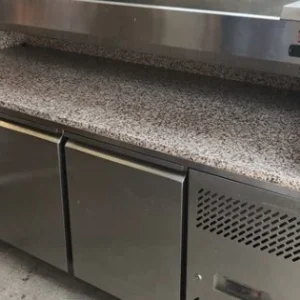 Utolsó esély Pizza munkaasztal, 2 ajtó, 7 fiók, feltéthűtővel